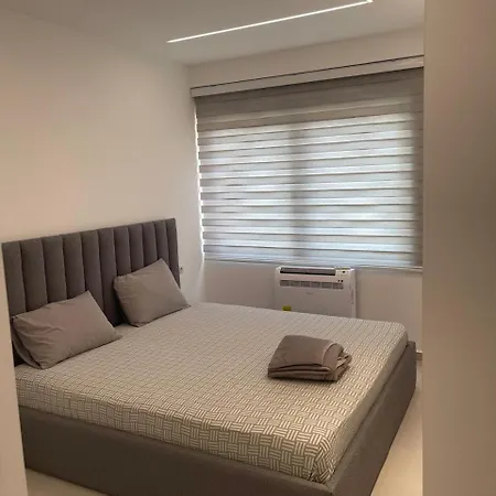 Mel Lägenhet Golem (Tirana)